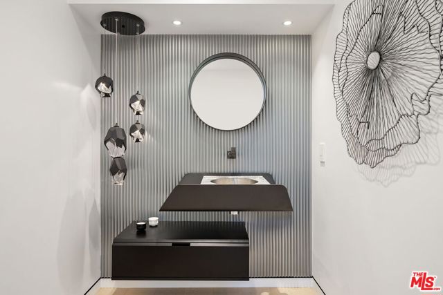 3290 N Knoll Drive, Los Angeles CA: https://media.crmls.org/mediaz/dc2936c1-3ca8-4cb8-b087-ff321555349d.jpg