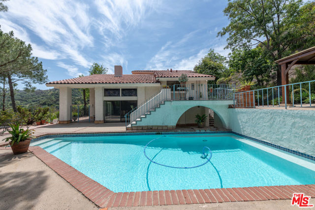 13033 Sky Valley Road, Los Angeles CA: https://media.crmls.org/mediaz/dc297879-9af8-42a6-972b-9b61f0659a0b.jpg