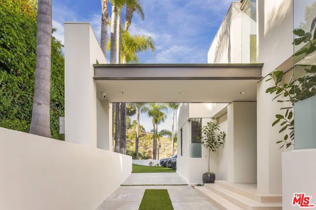 9405 Sierra Mar Place, Los Angeles CA: https://media.crmls.org/mediaz/dc29e143-af9f-40b6-8012-0c5c7adc9bfd.jpg