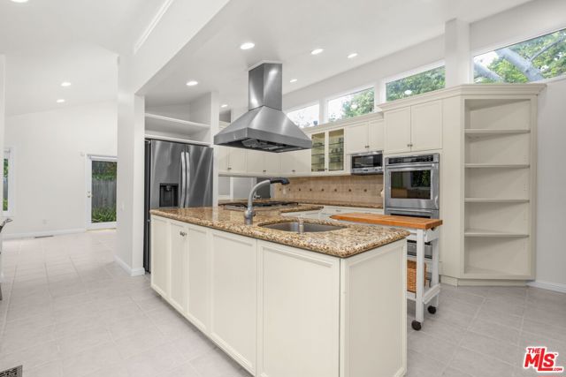 30604 Sicomoro Drive, Malibu CA: https://media.crmls.org/mediaz/dc2a479e-74b0-4763-94d6-3bb45bd25662.jpg