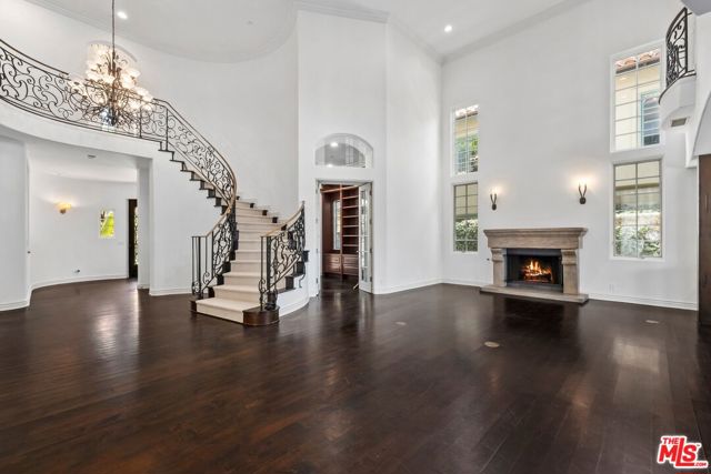 16718 Via Pacifica, Pacific Palisades CA: https://media.crmls.org/mediaz/dc2b4fbc-3479-4192-a111-b173d193657e.jpg