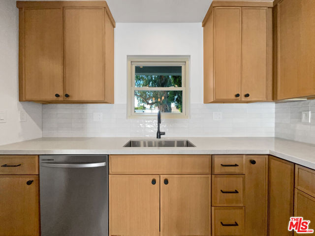 5736 Vantage Avenue, Valley Village CA: https://media.crmls.org/mediaz/dc2c03d6-1671-4cf6-96a5-f4a1e32068da.jpg