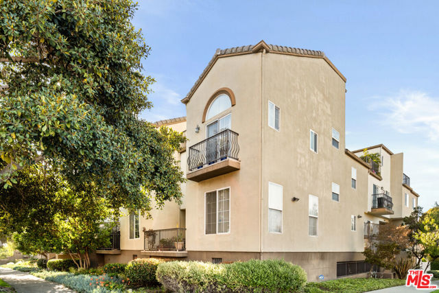 7301 W Manchester Avenue, Los Angeles CA: https://media.crmls.org/mediaz/dc2ce8d6-0258-4c39-a845-a3989961d258.jpg