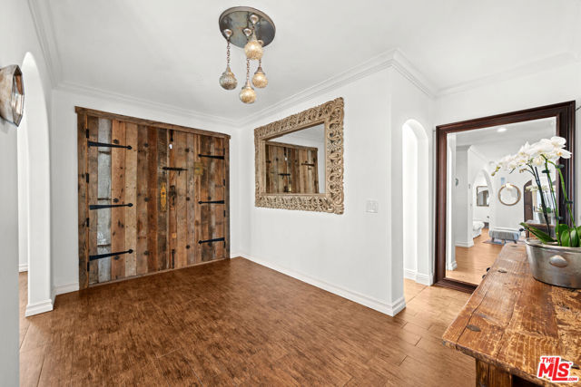 16582 Calneva Drive, Encino CA: https://media.crmls.org/mediaz/dc2da667-191c-48dc-963d-00f63bf26f8b.jpg
