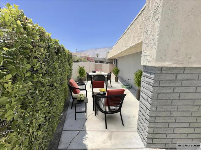 1262 Sunflower N Circle, Palm Springs CA: https://media.crmls.org/mediaz/dc2e1e65-83f7-49b8-b0cc-52fcd051d281.jpg