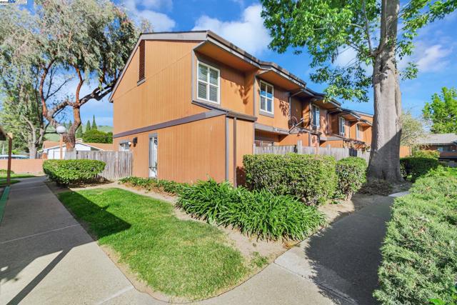 38627 Cherry Ln, Fremont CA: https://media.crmls.org/mediaz/dc2e82de-49b1-4cee-b71f-90a94c38845c.jpg