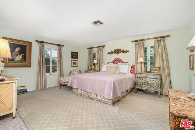 434 S Muirfield Road, Los Angeles CA: https://media.crmls.org/mediaz/dc2ea7be-2bdf-410e-a70b-00a2c30b7564.jpg