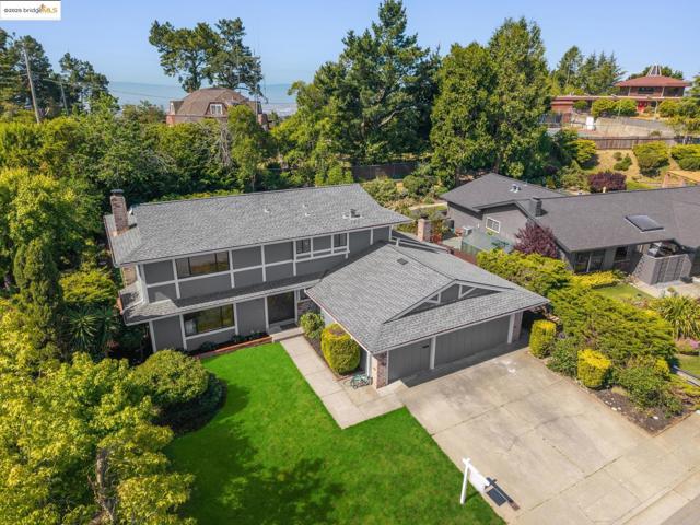 13185 Clairepointe Way, Oakland CA: https://media.crmls.org/mediaz/dc2f0629-9a58-4a99-a89a-d31d795dc5e3.jpg