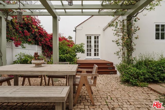226 N Arden Boulevard, Los Angeles CA: https://media.crmls.org/mediaz/dc2f4c78-9e50-4c6a-9ab9-cf5c84de5109.jpg