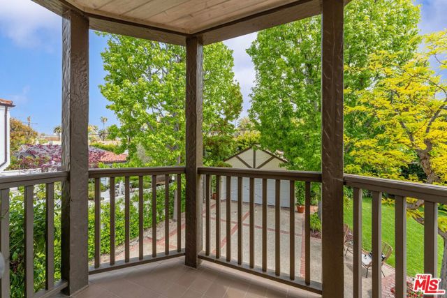 217 17th Street, Santa Monica CA: https://media.crmls.org/mediaz/dc2fece1-2ede-4b9f-90fe-873a84086e71.jpg
