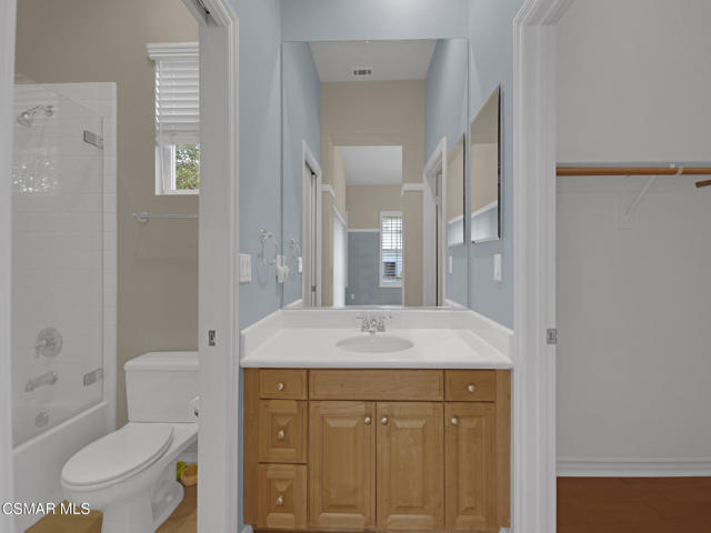 1048 Via Adorna, Newbury Park CA: https://media.crmls.org/mediaz/dc302114-a2aa-405e-bf2a-468c079ffe48.jpg