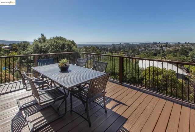 18076 Jaymark Ct, Castro Valley CA: https://media.crmls.org/mediaz/dc30b1e7-07e2-4bc3-9a16-8f0206cf59aa.jpg