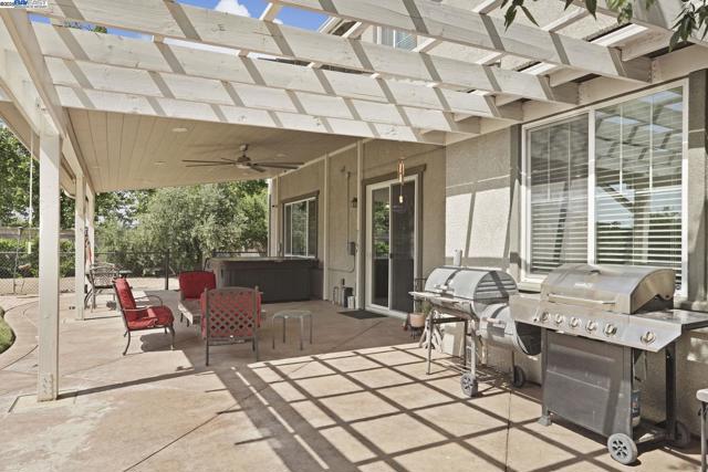 247 N Menlo Park Ct, Mountain House CA: https://media.crmls.org/mediaz/dc30cb54-d2a0-4ce9-8399-d80dd11cf832.jpg