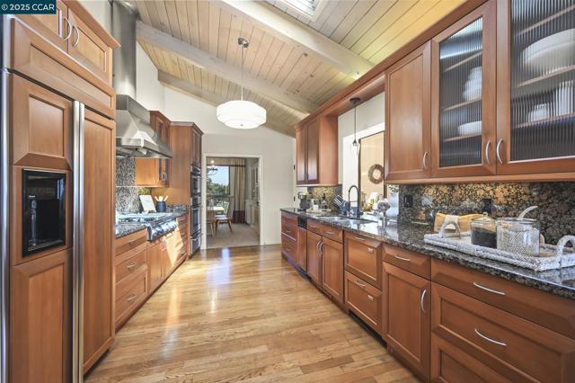 554 Golf Club Road, Pleasant Hill CA: https://media.crmls.org/mediaz/dc30e426-dc67-4191-b008-e14a580fcfe3.jpg