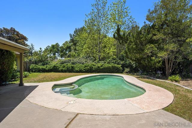 3718 Barbic Ct, Spring Valley CA: https://media.crmls.org/mediaz/dc317c6c-dd9e-49ff-a37d-6cd395fb8fb8.jpg