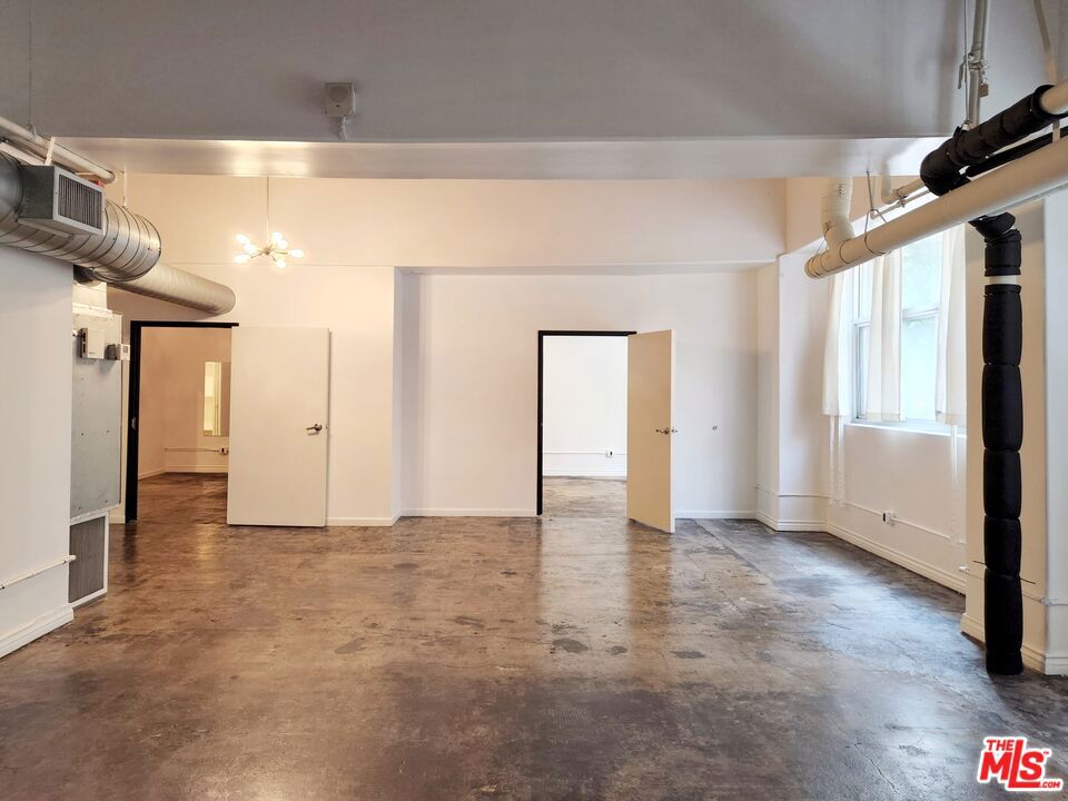 https://media.crmls.org/mediaz/dc318d96-53fb-40e6-bb65-2b7055873cff.jpg?preset=X-Large