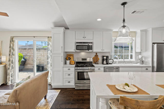 4570 N Vistapark Drive, Moorpark CA: https://media.crmls.org/mediaz/dc32dc65-ee60-437f-bc15-7348e9dc4f9e.jpg