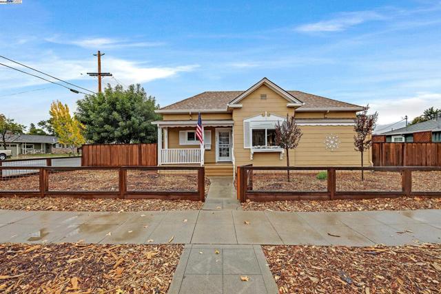 589 S M St, Livermore CA: https://media.crmls.org/mediaz/dc334185-3ef0-4c78-b502-bd37bd03aaeb.jpg