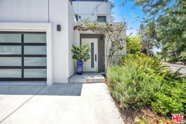 4841 Minden Place, Los Angeles CA: https://media.crmls.org/mediaz/dc356c4a-f873-409c-ab7a-e81a8cd9c298.jpg