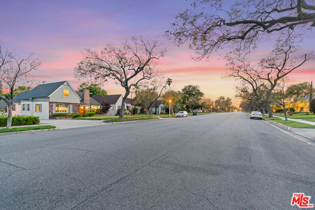 2338 Paloma Street, Pasadena CA: https://media.crmls.org/mediaz/dc35fa74-6262-4658-88fc-8358775e33c0.jpg
