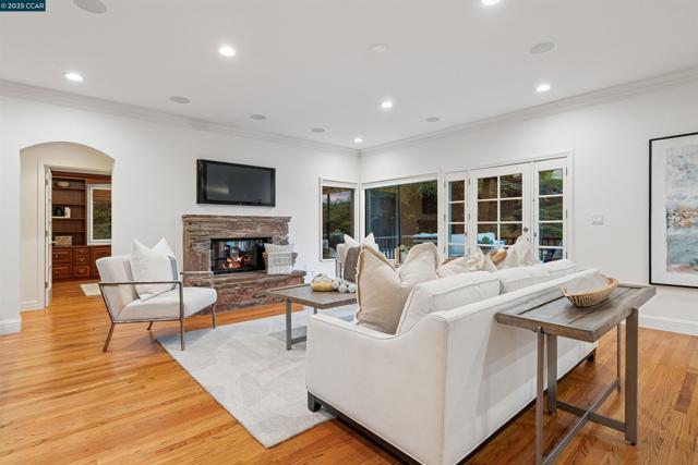 3746 Deer Trail Ct, Danville CA: https://media.crmls.org/mediaz/dc3623a7-4979-4471-bfd3-bb5a51955123.jpg