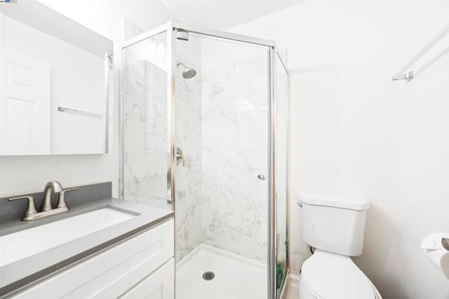 2060 San Antonio Ave, Alameda CA: https://media.crmls.org/mediaz/dc363e25-4871-4797-b59b-07c8de707932.jpg