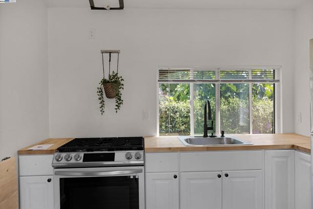 2708 60th Avenue, Oakland CA: https://media.crmls.org/mediaz/dc36ae0a-ef2a-4f30-90d9-f63c001300f9.jpg