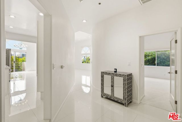 840 N Croft Avenue, Los Angeles CA: https://media.crmls.org/mediaz/dc373ec8-bd08-4ba4-bcb3-293bb26abd48.jpg