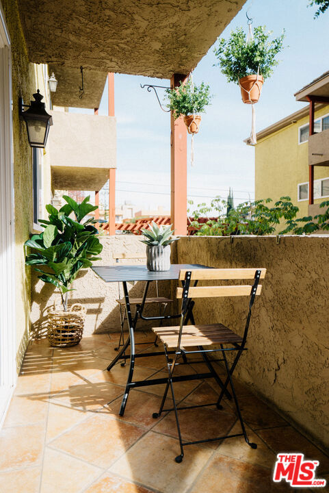1242 S Barrington Avenue, Los Angeles CA: https://media.crmls.org/mediaz/dc37b564-b580-4a56-b2e1-07a7c2cbac47.jpg