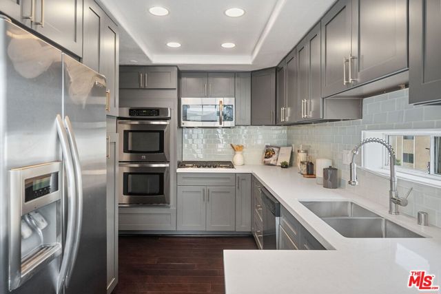 11855 Goshen Avenue, Los Angeles CA: https://media.crmls.org/mediaz/dc380add-b6b3-4758-b3ed-4f51a2ec03bc.jpg
