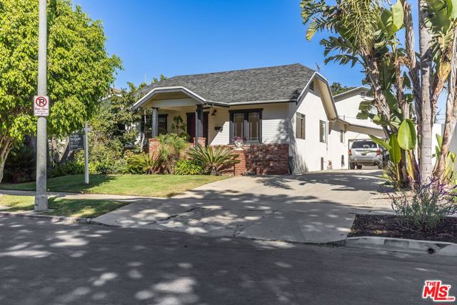 2324 Louella Avenue, Venice CA: https://media.crmls.org/mediaz/dc381c1d-ed32-4e77-ac53-f72ab040a6de.jpg