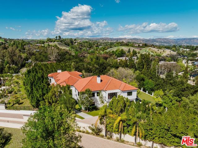 5192 Parkway Calabasas, Calabasas CA: https://media.crmls.org/mediaz/dc387a27-1985-4523-ae27-721d68700c35.jpg