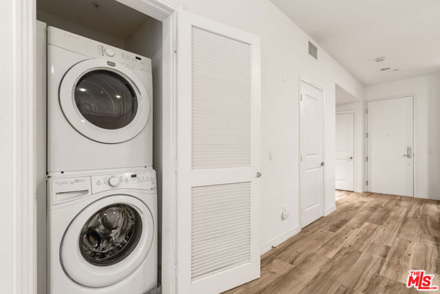 4050 Glencoe Avenue, Marina del Rey CA: https://media.crmls.org/mediaz/dc38b21c-15f3-4fad-ad5f-b852bc80b3f8.jpg