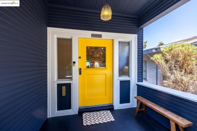 824 Arlington Avenue, Oakland CA: https://media.crmls.org/mediaz/dc38cffb-da58-4245-a16b-97af2a73c321.jpg