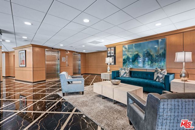 100 S Doheny Drive, Los Angeles CA: https://media.crmls.org/mediaz/dc38ea70-0234-4507-93e5-4f4d76f38daa.jpg