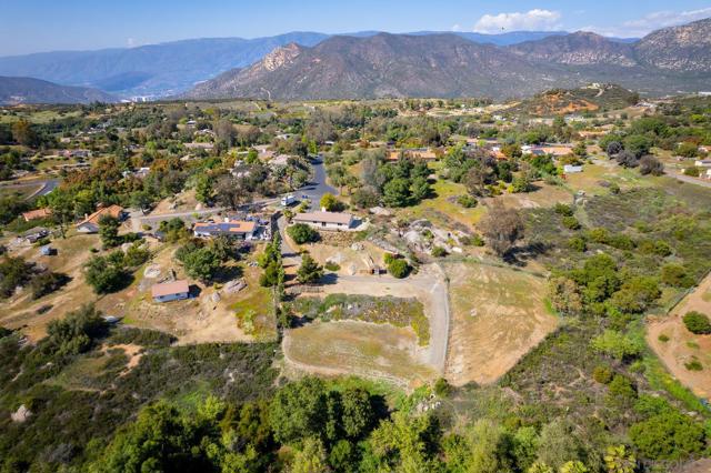 27301 Rowel Ct, Valley Center CA: https://media.crmls.org/mediaz/dc392304-9bf8-494c-8fe6-ef47a2ac2a5d.jpg