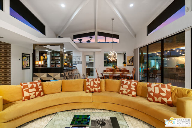 1404 E Sierra Way, Palm Springs CA: https://media.crmls.org/mediaz/dc399202-420c-4da0-96dc-d0b19fad26c7.jpg