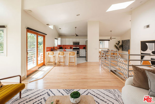 980 Oneonta Drive, Los Angeles CA: https://media.crmls.org/mediaz/dc3a53dd-04c7-4fba-b8a0-c7eec794544e.jpg