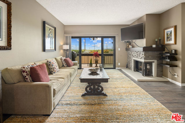8180 Manitoba Street, Playa del Rey CA: https://media.crmls.org/mediaz/dc3bcc98-e5bb-4e16-895d-c2bff4e1f38b.jpg