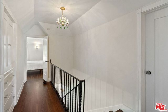 504 24Th Street, Santa Monica CA: https://media.crmls.org/mediaz/dc3c316a-bc95-47bf-8464-69169be92890.jpg