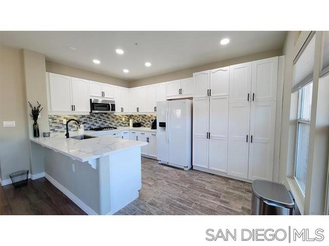 2476 Fallbrook Pl, Escondido CA: https://media.crmls.org/mediaz/dc3c8415-562f-4cbc-a3b3-0e4e7c33b256.jpg