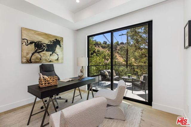 14899 Round Valley Drive, Sherman Oaks CA: https://media.crmls.org/mediaz/dc3d2e1c-1612-4170-b467-571c784ac16a.jpg