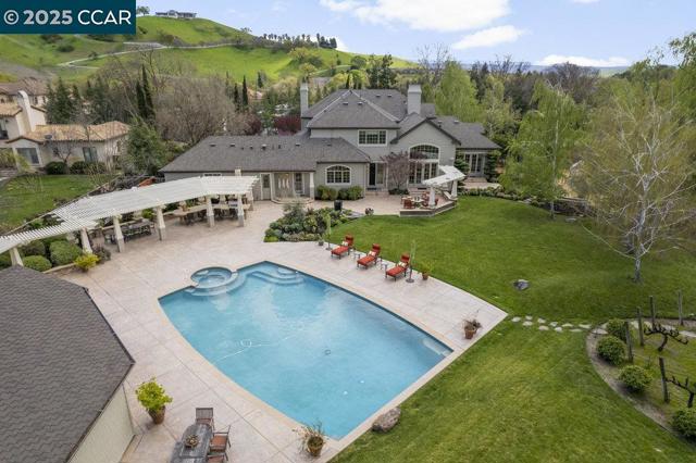 21 Meadow Lake Dr, Danville CA: https://media.crmls.org/mediaz/dc3de325-80f1-41ae-a323-d69ff5e3fa0d.jpg
