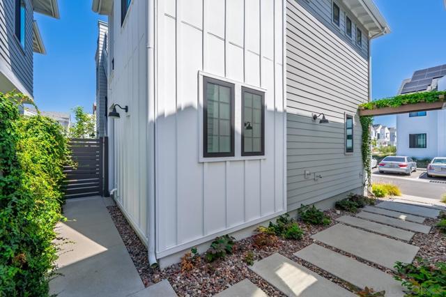 1216 Molara Ln, Encinitas CA: https://media.crmls.org/mediaz/dc3defd1-c37d-42aa-a023-6afc3b3d9b10.jpg