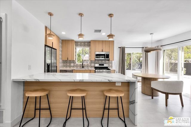 2092 N San Antonio Road, Palm Springs CA: https://media.crmls.org/mediaz/dc3e73f8-dc24-4b6e-b152-6459810d382f.jpg