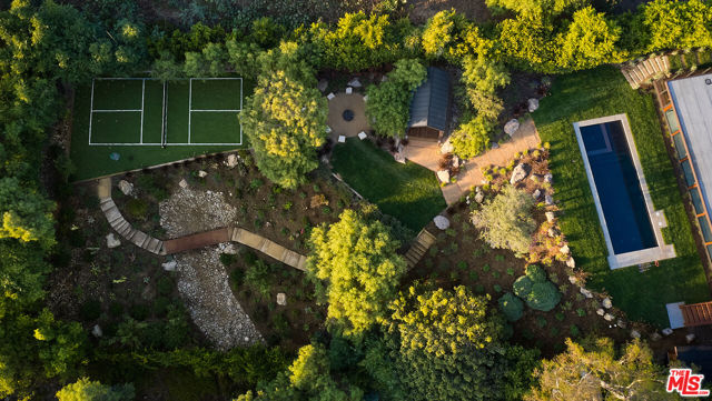 5637 Busch Drive, Malibu CA: https://media.crmls.org/mediaz/dc3ff931-dbfd-4403-950a-ce425175c1b6.jpg