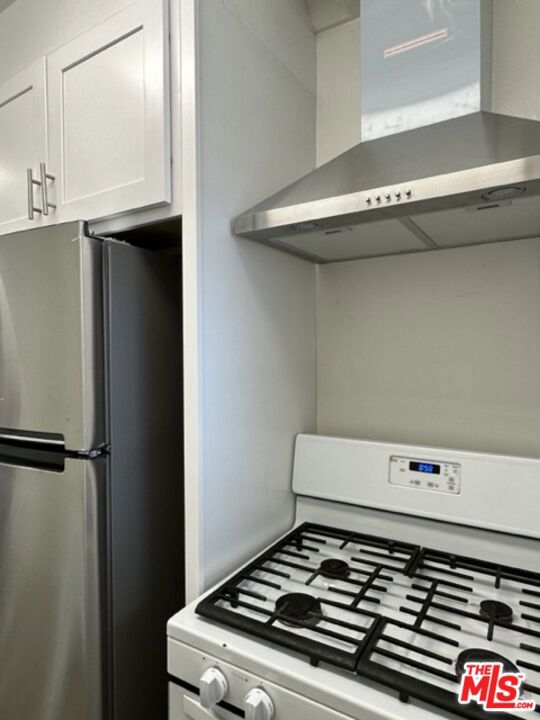 517 S Kenmore Avenue, Los Angeles CA: https://media.crmls.org/mediaz/dc40da17-567c-44a7-88f7-23efd058945f.jpg