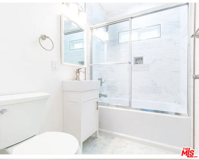 11629 1/2 Gateway Boulevard, West Los Angeles CA: https://media.crmls.org/mediaz/dc411c9b-2eb7-44e4-b9a3-385773c071f3.jpg