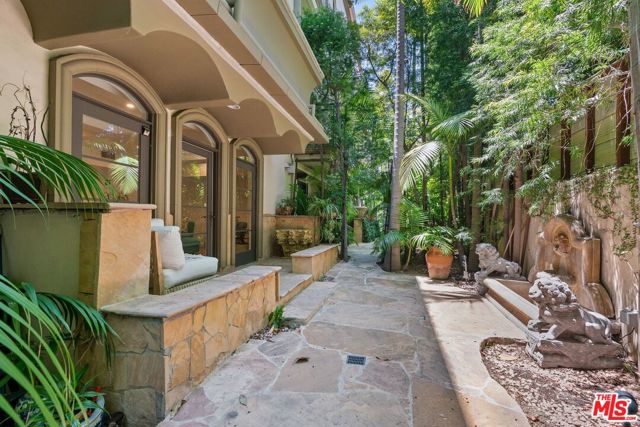 10795 Wilshire Boulevard, Los Angeles CA: https://media.crmls.org/mediaz/dc41acf0-18d4-419f-87e6-117d7511e3f1.jpg