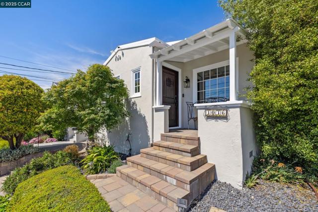 3036 Delaware St, Oakland CA: https://media.crmls.org/mediaz/dc42a7ea-f143-4fba-b574-4adbc623c896.jpg